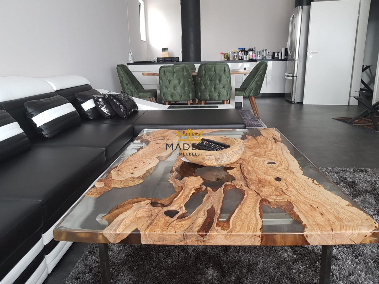 Epoxy salontafel van horizontaal gezaagde boomstronken met afwerking kristalachtige glans in kamer zijkant