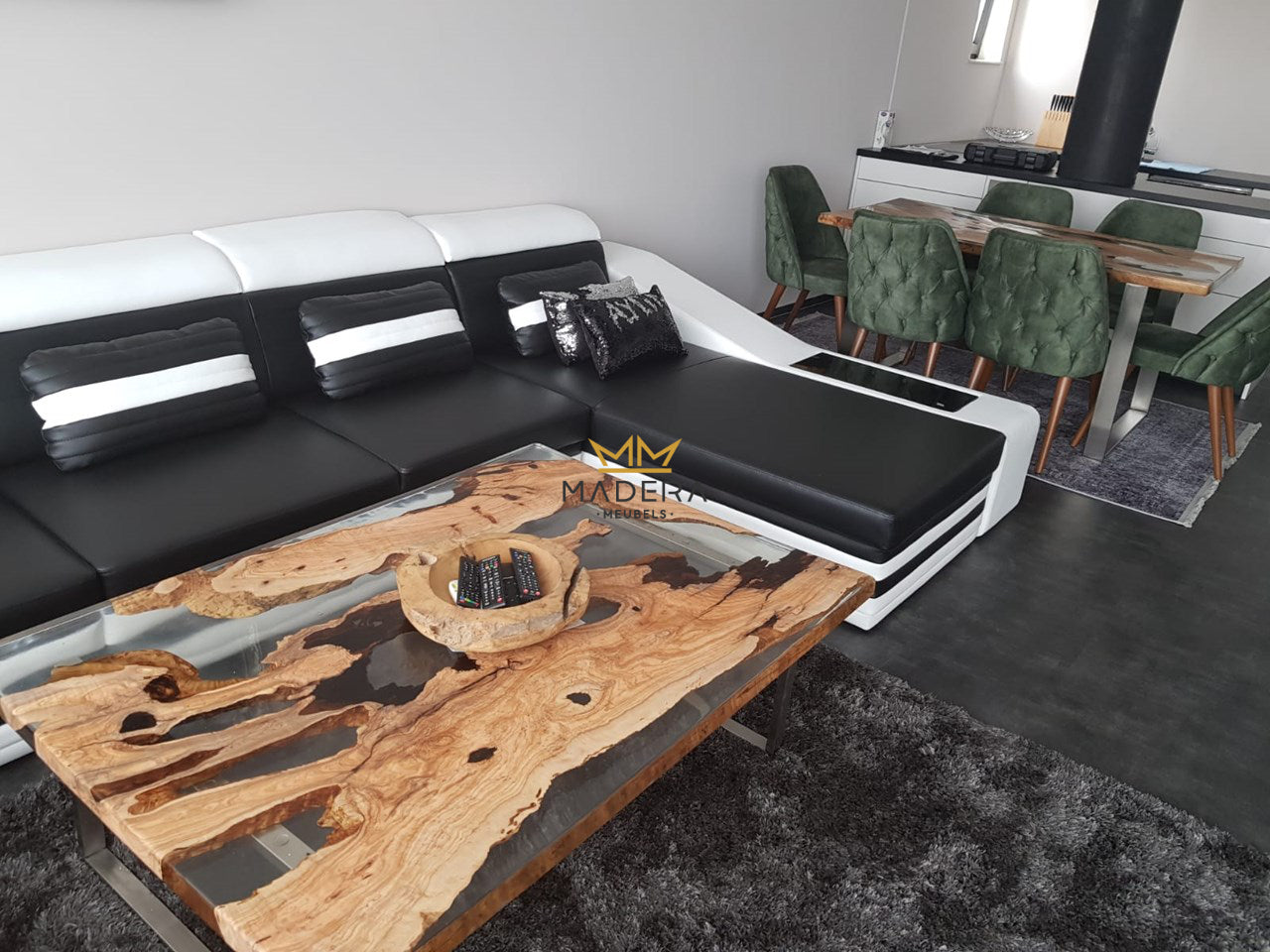 Epoxy salontafel van horizontaal gezaagde boomstronken met afwerking kristalachtige glans